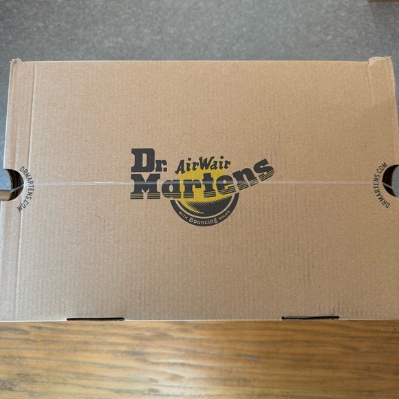 Dr. Martens Leona Lug Sole Platform Derby Black New in Box - Picture 9 of 9